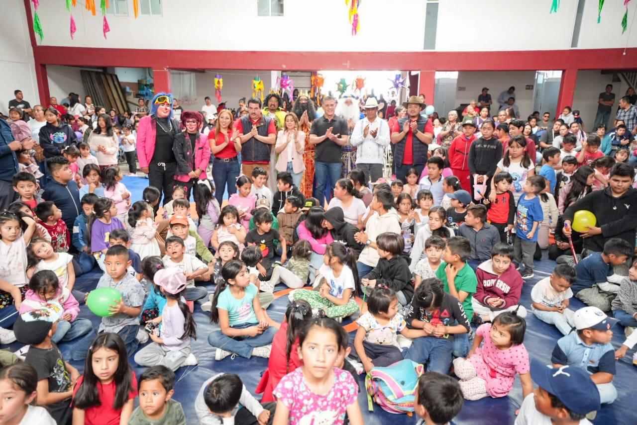 Con juegos tradicionales y regalos Alfonso Sánchez García continúa el segundo día de festejos de Reyes Magos